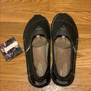 TOMS Navy Blue Slip-On Shoes - Size 8